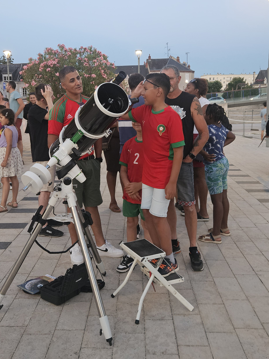 Public observant le ciel lors de On The Moon Again à Montargis
