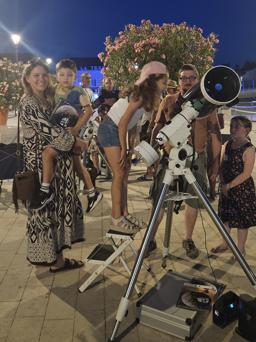 Observation au télescope pendant On The Moon Again